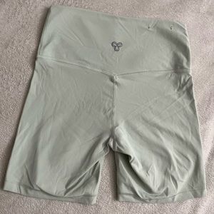 Aritzia - TnAction TnaBUTTER cheeky hi-rise short